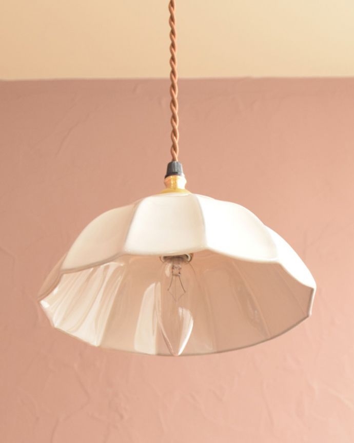 ペンダントライト　照明・ライティング　ぬくもりが感じられる陶器のペンダントライト（アンブレラ・ホワイト）(ギャラリー付きコード・シャンデリア電球)。。(pl-265)