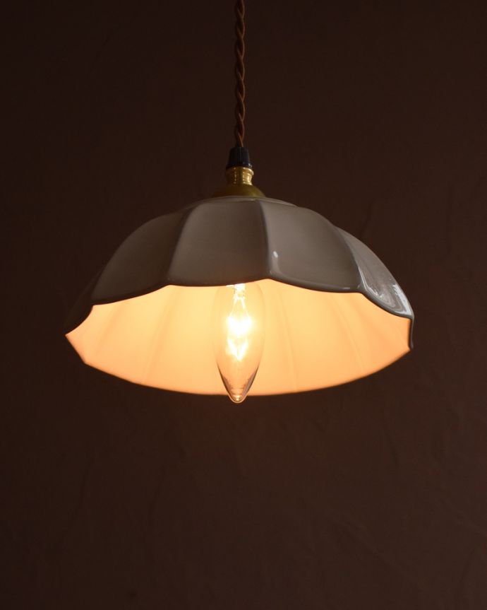 ペンダントライト　照明・ライティング　ぬくもりが感じられる陶器のペンダントライト（アンブレラ・ホワイト）(ギャラリー付きコード・シャンデリア電球)。。(pl-265)