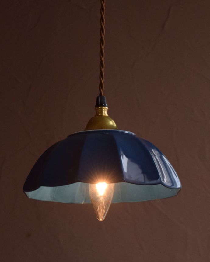 ペンダントライト　照明・ライティング　ぬくもりが感じられる陶器のペンダントライト（アンブレラ・ブルー）(ギャラリー付きコード・シャンデリア電球)。。(pl-266)