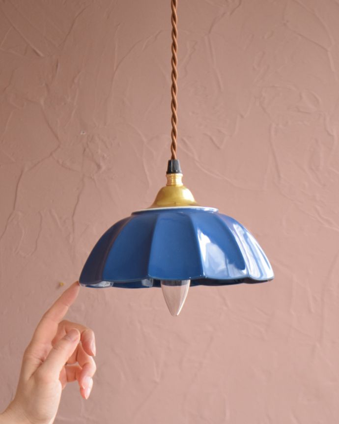 ペンダントライト　照明・ライティング　ぬくもりが感じられる陶器のペンダントライト（アンブレラ・ブルー）(ギャラリー付きコード・シャンデリア電球)。。(pl-266)