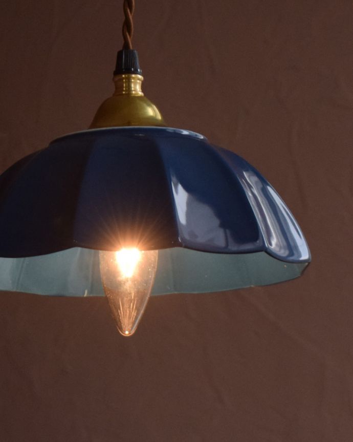 ペンダントライト　照明・ライティング　ぬくもりが感じられる陶器のペンダントライト（アンブレラ・ブルー）(ギャラリー付きコード・シャンデリア電球)。。(pl-266)