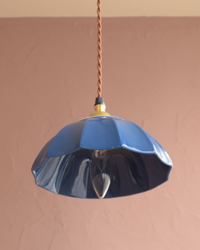 ペンダントライト　照明・ライティング　ぬくもりが感じられる陶器のペンダントライト（アンブレラ・ブルー）(ギャラリー付きコード・シャンデリア電球)。。(pl-266)