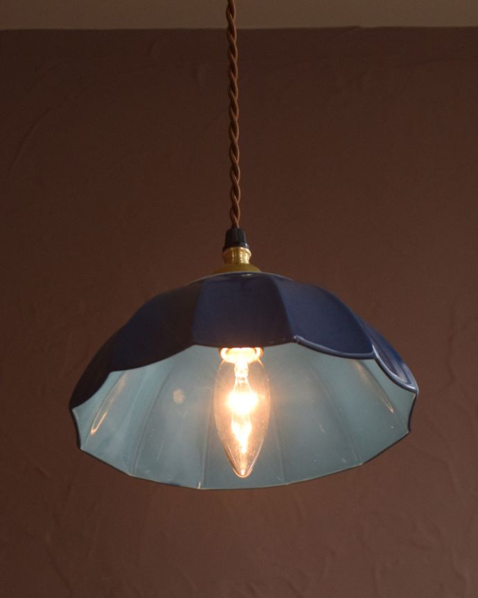 ペンダントライト　照明・ライティング　ぬくもりが感じられる陶器のペンダントライト（アンブレラ・ブルー）(ギャラリー付きコード・シャンデリア電球)。。(pl-266)