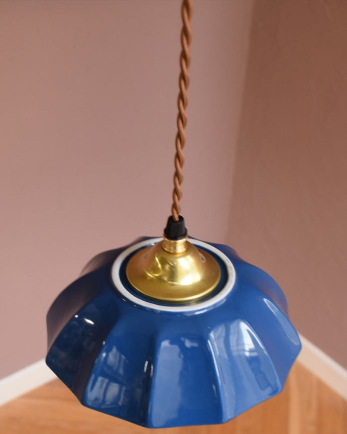 ペンダントライト　照明・ライティング　ぬくもりが感じられる陶器のペンダントライト（アンブレラ・ブルー）(ギャラリー付きコード・シャンデリア電球)。。(pl-266)