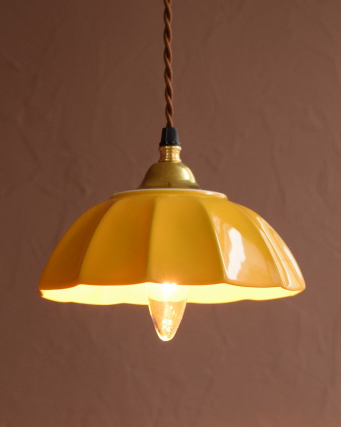 ペンダントライト　照明・ライティング　ぬくもりが感じられる陶器のペンダントライト（アンブレラ・イエロー）(ギャラリー付きコード・シャンデリア電球)。。(pl-267)
