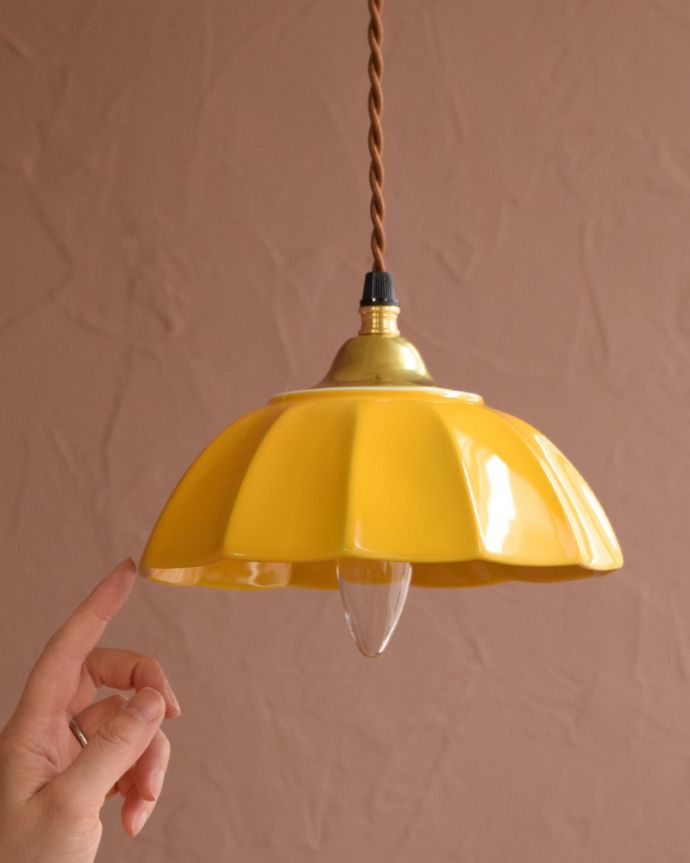 ペンダントライト　照明・ライティング　ぬくもりが感じられる陶器のペンダントライト（アンブレラ・イエロー）(ギャラリー付きコード・シャンデリア電球)。。(pl-267)
