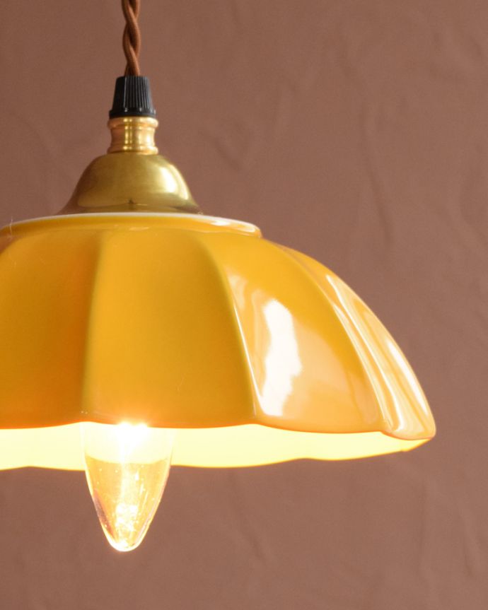 ペンダントライト　照明・ライティング　ぬくもりが感じられる陶器のペンダントライト（アンブレラ・イエロー）(ギャラリー付きコード・シャンデリア電球)。。(pl-267)