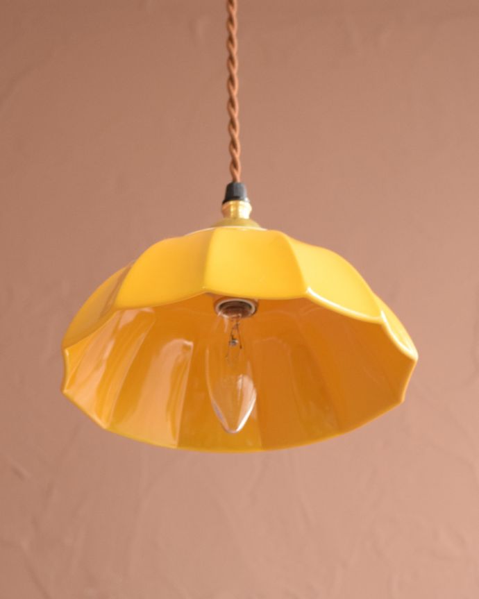 ペンダントライト　照明・ライティング　ぬくもりが感じられる陶器のペンダントライト（アンブレラ・イエロー）(ギャラリー付きコード・シャンデリア電球)。。(pl-267)
