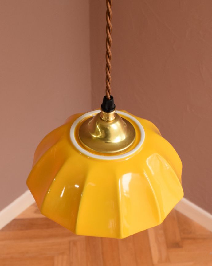 ペンダントライト　照明・ライティング　ぬくもりが感じられる陶器のペンダントライト（アンブレラ・イエロー）(ギャラリー付きコード・シャンデリア電球)。。(pl-267)