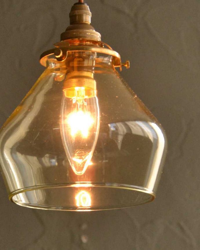 点灯後のペンダントライトの灯り