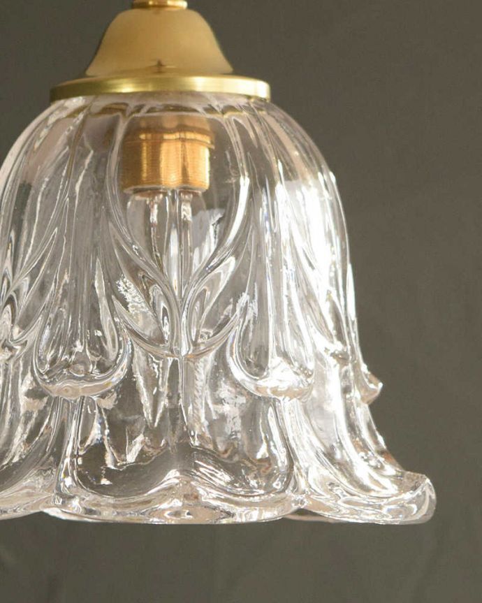 ペンダントライト　照明・ライティング　お花が美しいガラスのペンダントライト(ギャラリー付きコード・シャンデリア電球)。。(pl-273)