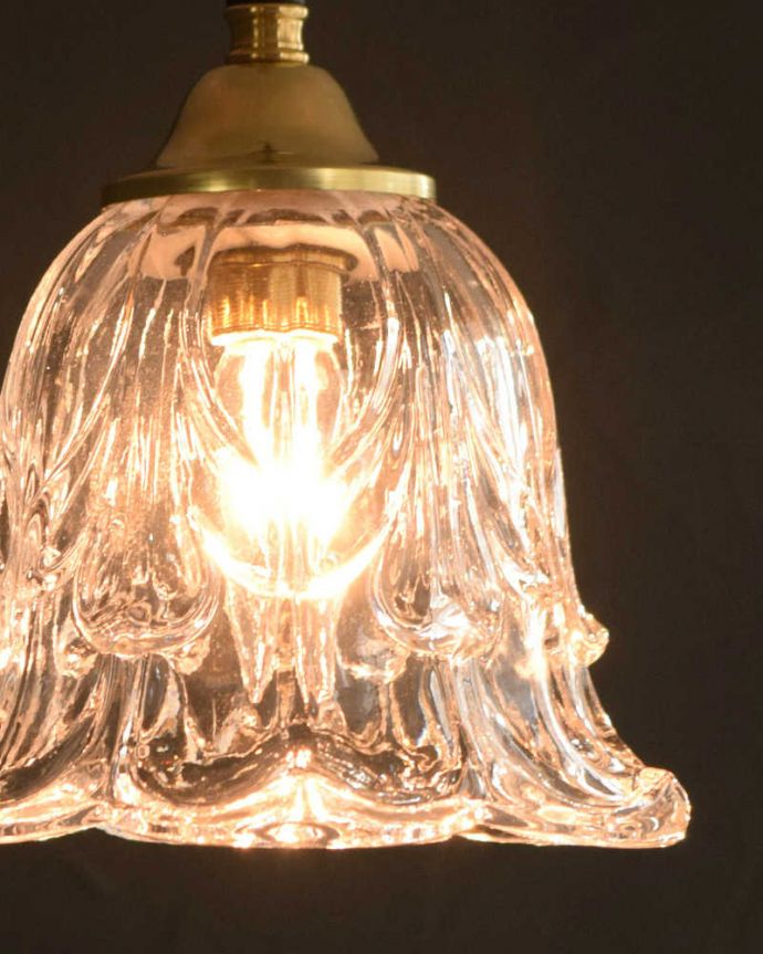 ペンダントライト　照明・ライティング　お花が美しいガラスのペンダントライト(ギャラリー付きコード・シャンデリア電球)。。(pl-273)