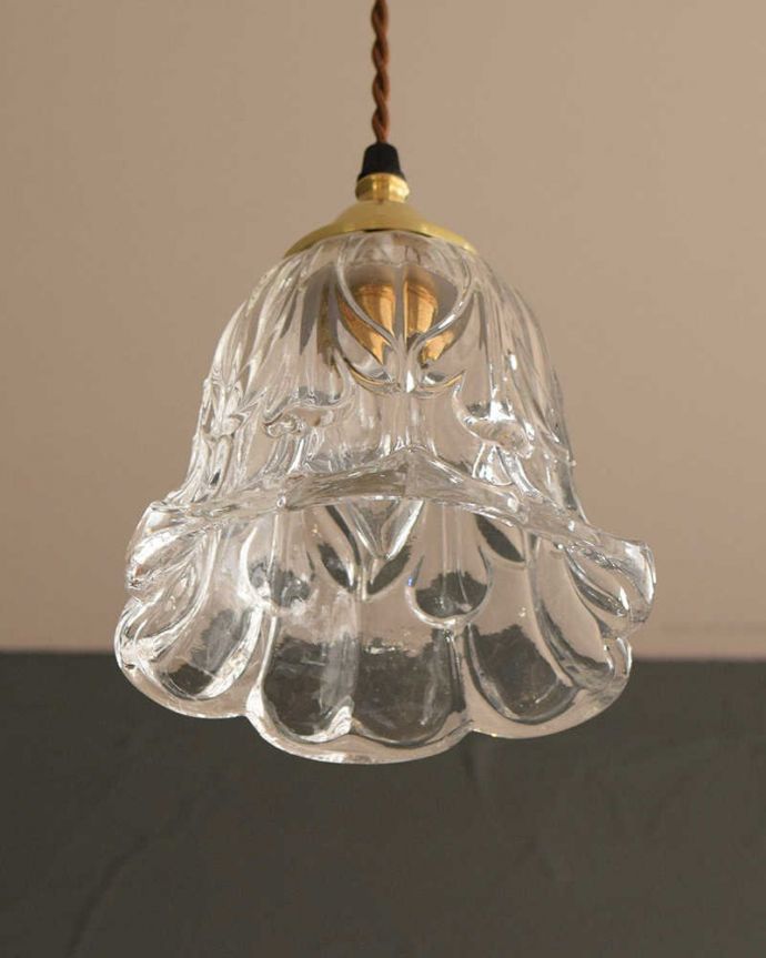 ペンダントライト　照明・ライティング　お花が美しいガラスのペンダントライト(ギャラリー付きコード・シャンデリア電球)。。(pl-273)