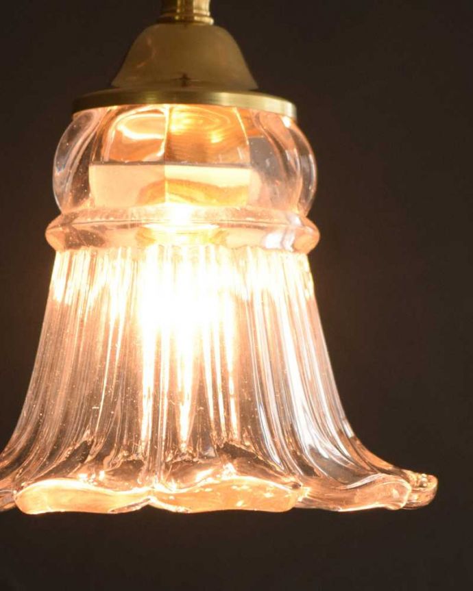 点灯後のペンダントライトの灯り