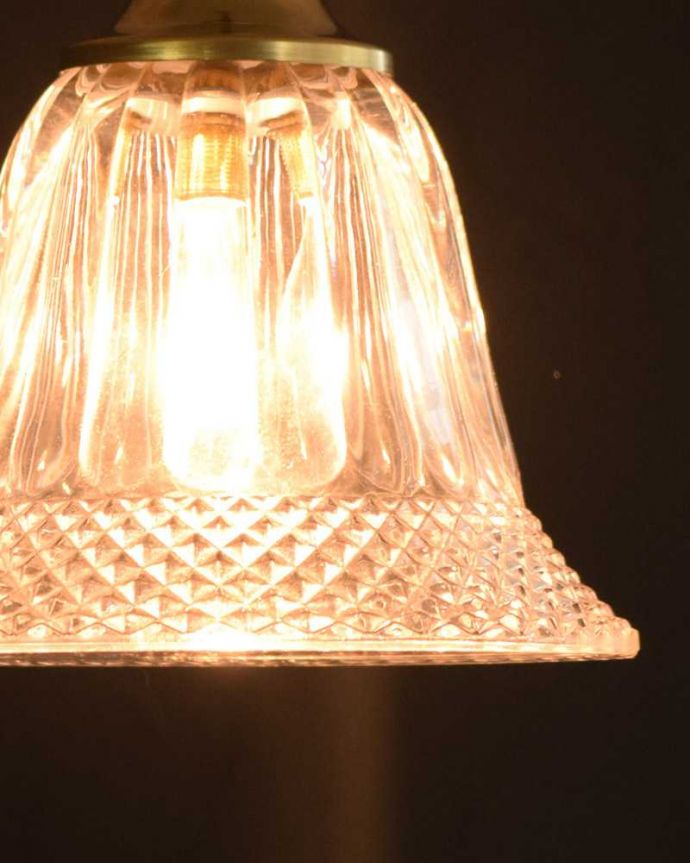 点灯後のペンダントライトの灯り