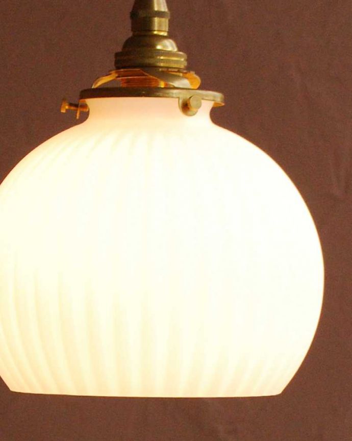 点灯後のペンダントライトの灯り