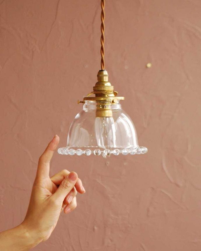 ペンダントライト　照明・ライティング　すっきりとしたクリアガラスのペンダントライト（ガラスボールプチ）(コード・シャンデリア電球・ギャラリーA付き) 。可愛らしいサイズ小さなペンダントライトは、灯りが付いていない時も目立つ存在。(pl-283)