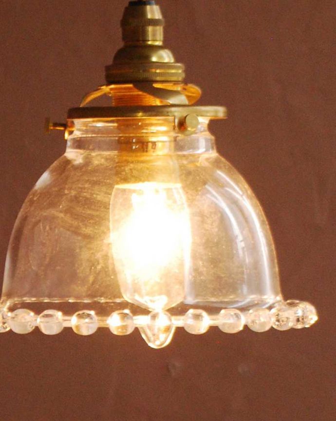 ペンダントライト　照明・ライティング　すっきりとしたクリアガラスのペンダントライト（ガラスボールプチ）(コード・シャンデリア電球・ギャラリーA付き) 。夜になって灯りを点けると･･･ガラスのシェードはとても優しい雰囲気。(pl-283)