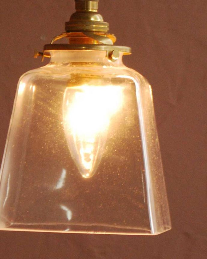 点灯後のペンダントライトの灯り