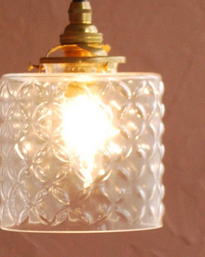 点灯後のペンダントライトの灯り