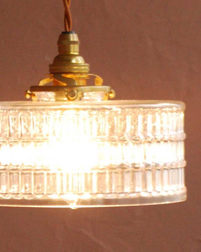 点灯後のペンダントライトの灯り