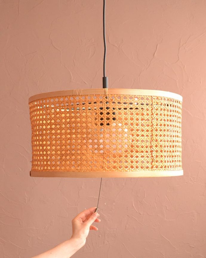 ペンダントライト 照明・ライティング ラタンのペンダントライト(E26型 60W相当ボール球LED電球(電球色)×2個・ナツメ球×1個付き)。スイッチON!引っ張るだけで簡単にオン・オフを切り替えられるチェーンが付いています。(pl-288)