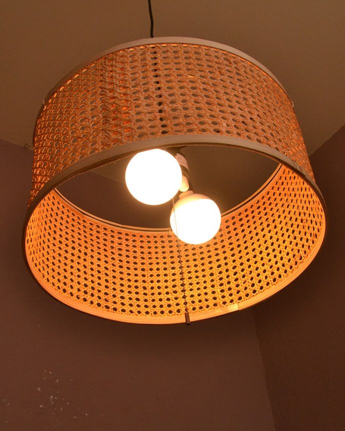 ペンダントライト　照明・ライティング　ラタンのペンダントライト（E26型　60W相当ボール球LED電球(電球色)×2個・ナツメ球×1個付き）。。(pl-288)