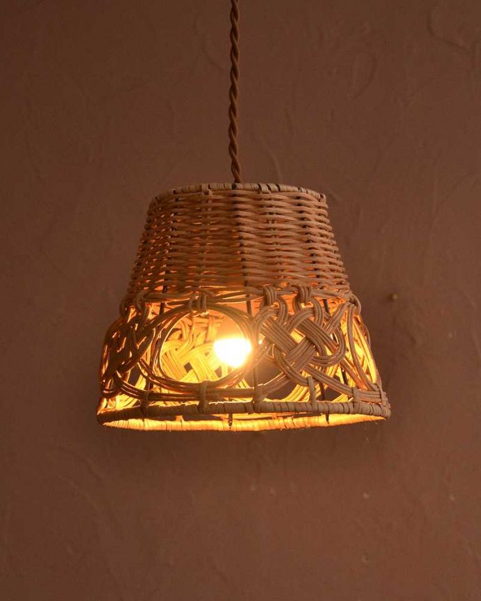 ペンダントライト　照明・ライティング　ラタンのペンダントライト（E17型 40W相当LED電球(電球色)付き）。。(pl-289)