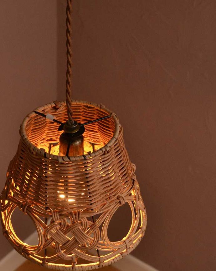 ペンダントライト　照明・ライティング　ラタンのペンダントライト（E17型 40W相当LED電球(電球色)付き）。。(pl-289)