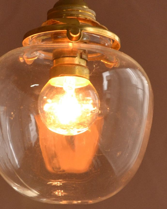 点灯後のペンダントライトの灯り