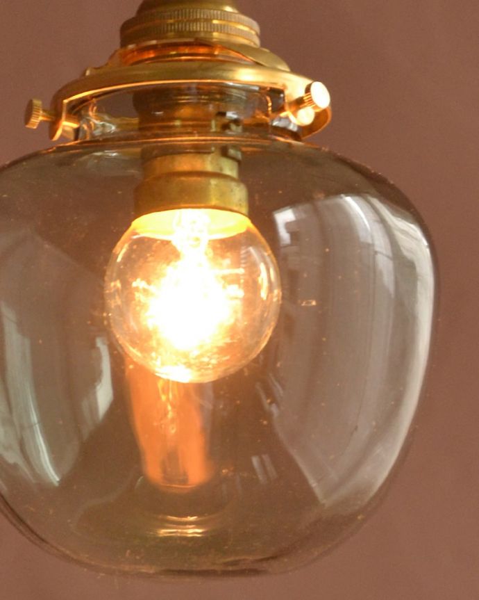 点灯後のペンダントライトの灯り