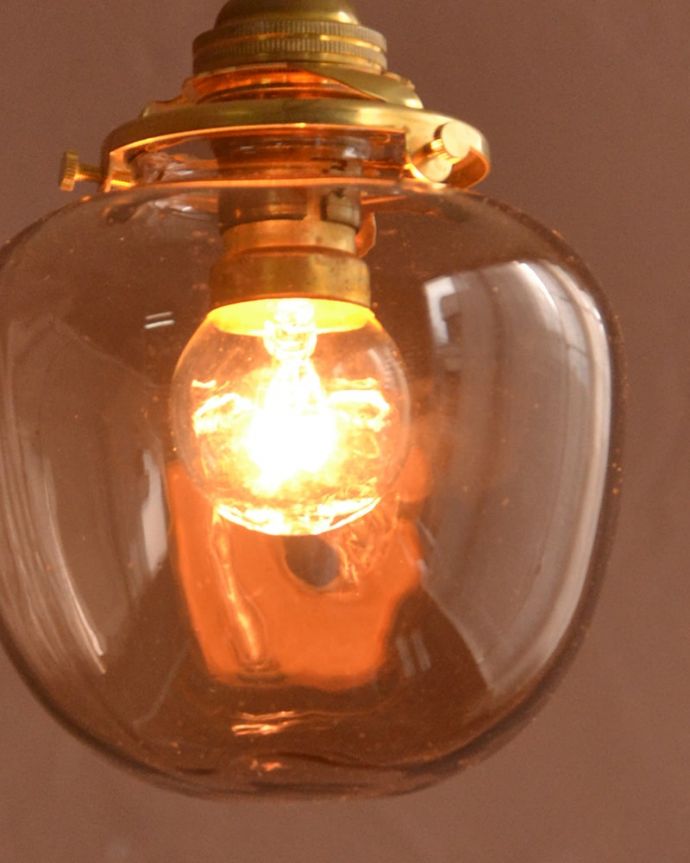 点灯後のペンダントライトの灯り