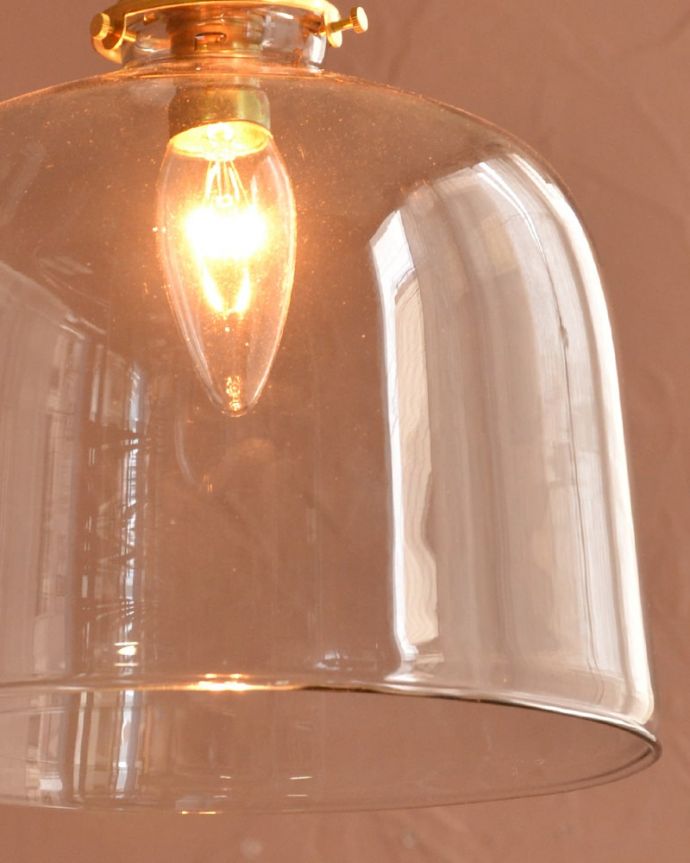 点灯後のペンダントライトの灯り