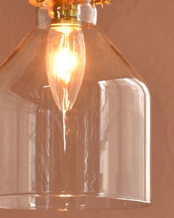 点灯後のペンダントライトの灯り