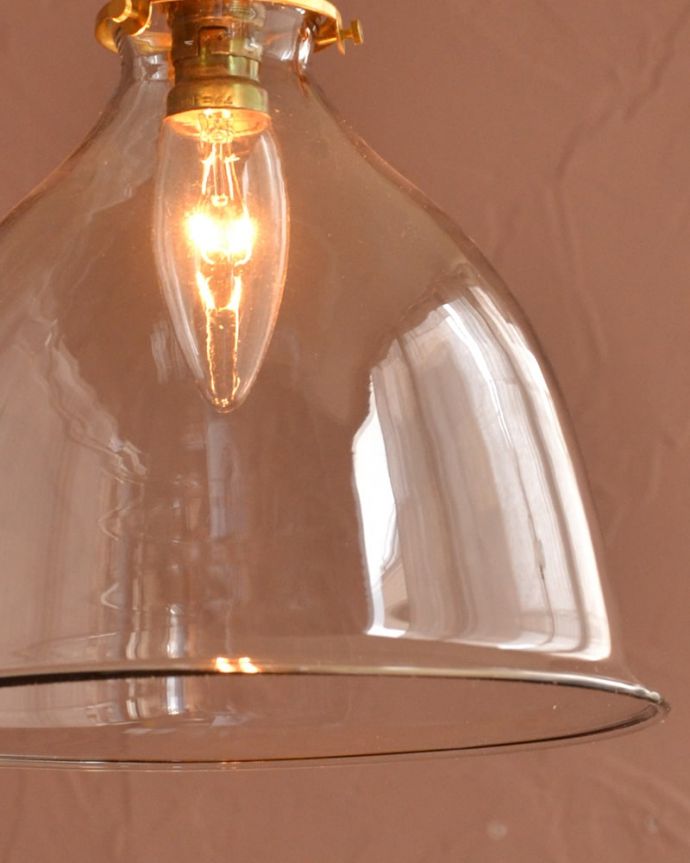 点灯後のペンダントライトの灯り