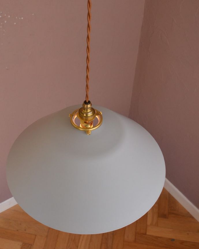 照明・ライティング アイアンシェード・ノンラー・クールグレー 上から見ると・・・取り付け金具は日本仕様のものをご準備しています。(pl-296)