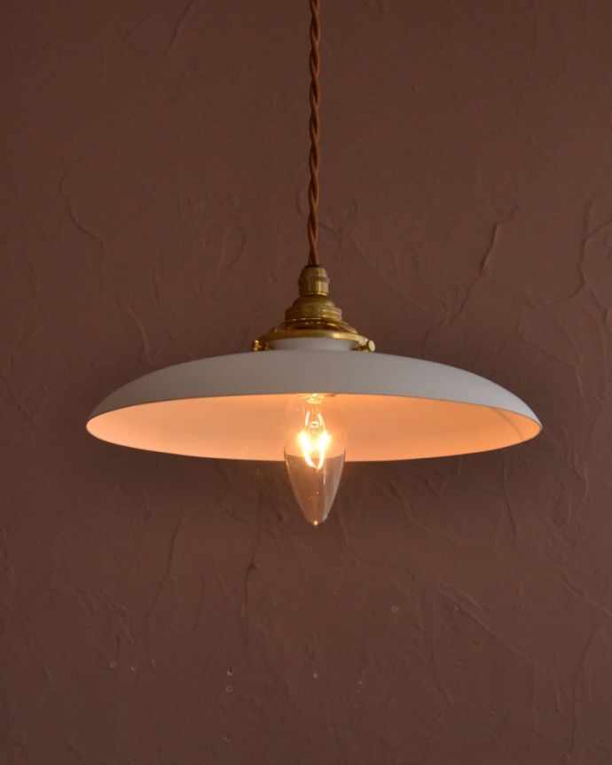 ペンダントライト　照明・ライティング　柔らかな曲線を描くアイアンシェード、北欧スタイルのペンダントライト・ホワイト色(コード・シャンデリア電球・ギャラリーA付き)　柔らかな曲線を描くペンダントライトホワイトカラーのアイアンシェード。(pl-297)