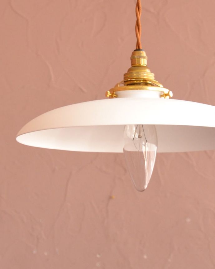 ペンダントライト　照明・ライティング　柔らかな曲線を描くアイアンシェード、北欧スタイルのペンダントライト・ホワイト色(コード・シャンデリア電球・ギャラリーA付き)　1つ1つ表情が違いますシェードは手作りのため一つ一つ誤差があったり、キズ、汚れが入っている場合もあります。(pl-297)