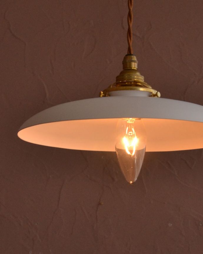 ペンダントライト　照明・ライティング　柔らかな曲線を描くアイアンシェード、北欧スタイルのペンダントライト・ホワイト色(コード・シャンデリア電球・ギャラリーA付き)　どんなお部屋にも似合いますスッキリしたフォルムのペンダントライトは、どんなインテリアのお部屋にも合わせやすいのでおススメです。(pl-297)