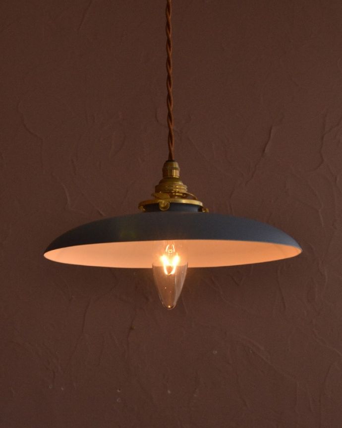 ペンダントライト　照明・ライティング　柔らかな曲線を描くアイアンシェード、北欧スタイルのペンダントライト・パウダーブルー色(コード・シャンデリア電球・ギャラリーA付き)　柔らかな曲線を描くペンダントライト外側がクリームベージュ色と内側がホワイトのツートンカラーのアイアンシェード。(pl-298)