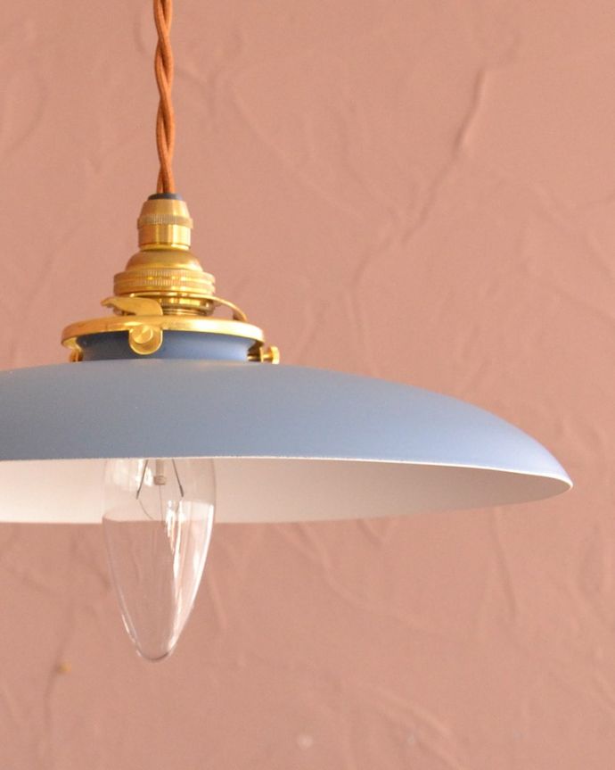 ペンダントライト　照明・ライティング　柔らかな曲線を描くアイアンシェード、北欧スタイルのペンダントライト・パウダーブルー色(コード・シャンデリア電球・ギャラリーA付き)　1つ1つ表情が違いますシェードは手作りのため一つ一つ誤差があったり、キズ、汚れが入っている場合もあります。(pl-298)