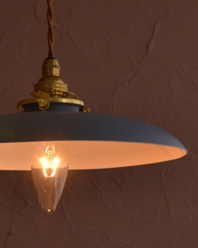 ペンダントライト　照明・ライティング　柔らかな曲線を描くアイアンシェード、北欧スタイルのペンダントライト・パウダーブルー色(コード・シャンデリア電球・ギャラリーA付き)　どんなお部屋にも似合いますスッキリしたフォルムのペンダントライトは、どんなインテリアのお部屋にも合わせやすいのでおススメです。(pl-298)