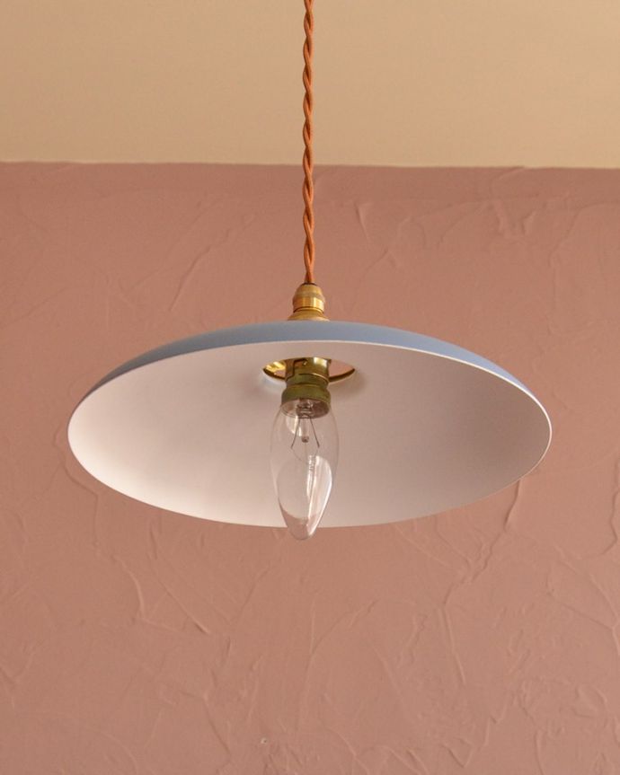 ペンダントライト　照明・ライティング　柔らかな曲線を描くアイアンシェード、北欧スタイルのペンダントライト・パウダーブルー色(コード・シャンデリア電球・ギャラリーA付き)　下から見上げると･･･実際に取り付けてカウンターやダイニングの下からのぞくとこんな感じです。(pl-298)