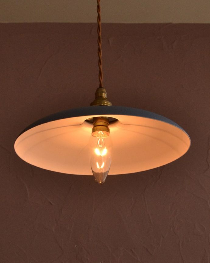 ペンダントライト　照明・ライティング　柔らかな曲線を描くアイアンシェード、北欧スタイルのペンダントライト・パウダーブルー色(コード・シャンデリア電球・ギャラリーA付き)　夜になると･･･ふわっとした優しい灯りで周りを包み込んでくれるので、一日の疲れを癒してくれます。(pl-298)