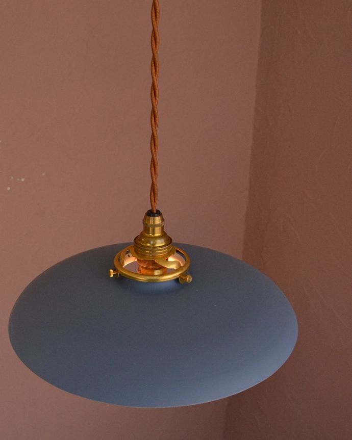 ペンダントライト　照明・ライティング　柔らかな曲線を描くアイアンシェード、北欧スタイルのペンダントライト・パウダーブルー色(コード・シャンデリア電球・ギャラリーA付き)　上から見ると･･･コードは日本仕様の新しいものです。(pl-298)