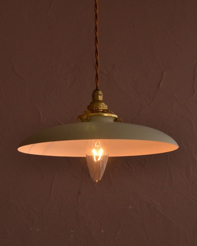 ペンダントライト　照明・ライティング　クリームベージュ色のベレー帽のようなかたちのアイアンシェード(コード・シャンデリア電球・ギャラリーA付き)　おしゃれな色が魅力のペンダントライトクリームベージュ色のツートンカラーのアイアンシェード。(pl-299)