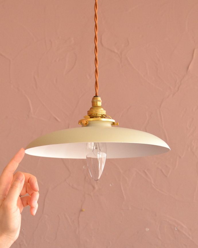 ペンダントライト　照明・ライティング　クリームベージュ色のベレー帽のようなかたちのアイアンシェード(コード・シャンデリア電球・ギャラリーA付き)　大きさはコレくらいシンプルな小さなベルの形のシェードは、灯りが点いていない時も、アクセントカラーとしてお部屋を彩ります。(pl-299)