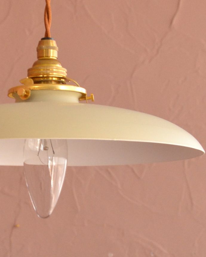 ペンダントライト　照明・ライティング　クリームベージュ色のベレー帽のようなかたちのアイアンシェード(コード・シャンデリア電球・ギャラリーA付き)　1つ1つ表情が違いますシェードは手作りのため一つ一つ誤差があったり、キズ、汚れが入っている場合もあります。(pl-299)