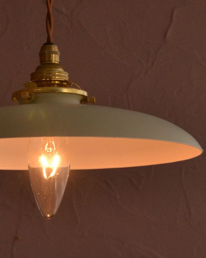 ペンダントライト　照明・ライティング　クリームベージュ色のベレー帽のようなかたちのアイアンシェード(コード・シャンデリア電球・ギャラリーA付き)　どんなお部屋にも似合いますスッキリしたフォルムのペンダントライトは、どんなインテリアのお部屋にも合わせやすいのでおススメです。(pl-299)