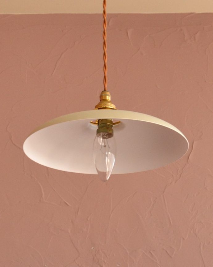 ペンダントライト　照明・ライティング　クリームベージュ色のベレー帽のようなかたちのアイアンシェード(コード・シャンデリア電球・ギャラリーA付き)　下から見上げると･･･実際に取り付けてカウンターやダイニングの下からのぞくとこんな感じです。(pl-299)